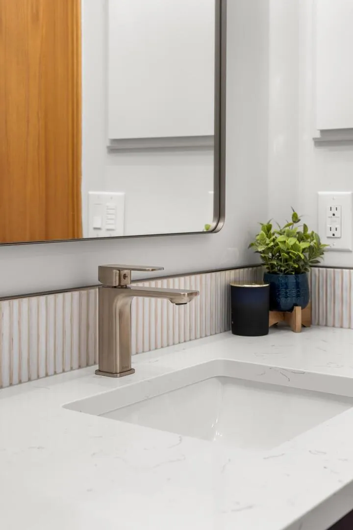 Bathroom vanity with vertical stripe tiles